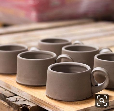 Clay Handles, Beginner Pottery, Cerámica Ideas, Pottery Handbuilding, Diy Ceramic, Tanah Liat, Keramik Design, Slab Pottery, Clay Mugs