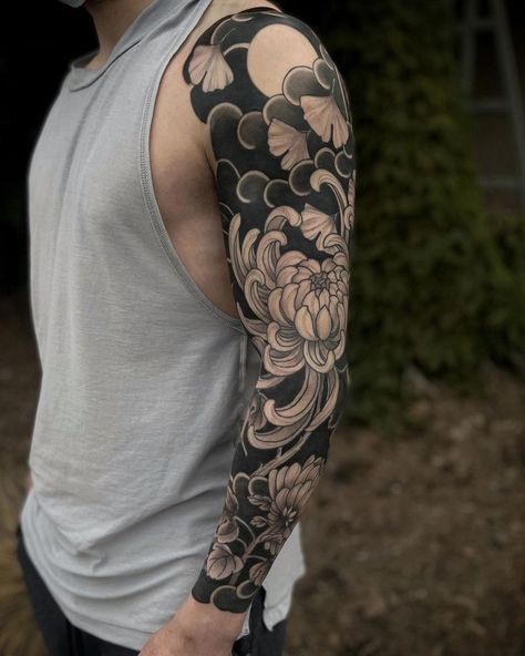 White Flower Tattoo, Japanese Forearm Tattoo, Tattoo Japonais, Black And White Flower Tattoo, Tato Tradisional, Mangas Tattoo, Tattoo Japanese Style, Japanese Flower Tattoo, Chrysanthemum Tattoo