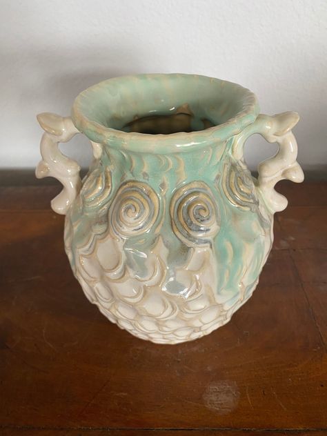 Pretty Pottery, Easy Clay Sculptures, Art Deco Pottery, Coil Pottery, Ceramics Pottery Bowls, Sculpture Art Clay, Detailed Artwork, Ceramic Artwork, Pretty Mugs