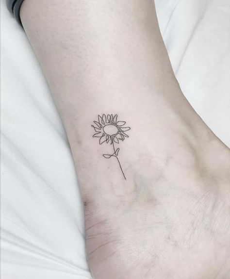 Line Tattoo Sunflower, Ancle Tatoos Woman Simple, Sunflower Outline Tattoo, Minimal Sunflower Tattoo, Minimalistic Sunflower Tattoo, Minimalist Sunflower Tattoo, Fine Line Sunflower Tattoo, Simple Sunflower Tattoo, Surfer Tattoo