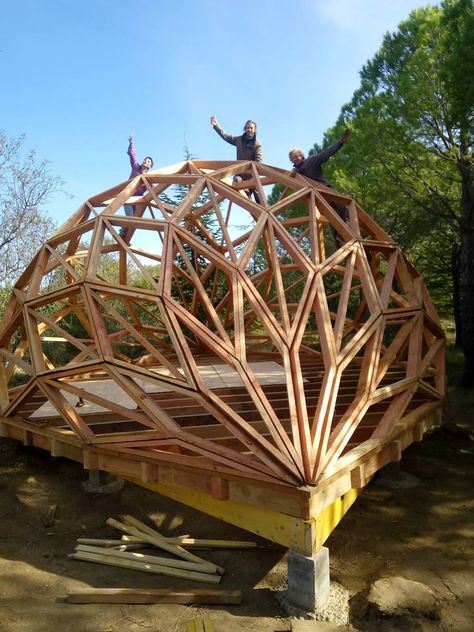 Dôme géodésique - Structure Nomade Zome Dome, Dome House Plans, Dome Greenhouse, Dome Building, Geodesic Dome Homes, Dome Structure, Dome Home, A Frame House Plans, Dome House