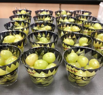 Frankenstein Grape Cups, Halloween Fruit Cups For Kids, Frankenstein Cups, Halloween Grapes, Frankenstein Food, Halloween Fruit Cups, Sundae Party, Warriors Football, Grape Decor