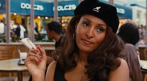 The bon­net Kan­gol black Jack­ie Brown (Pam Gri­er) in Jack­ie Brown 1997 Kangol Hats Women Outfit, Hats Women Outfit, Pam Grier Jackie Brown, Carolina Do Norte, Pam Grier, Kangol Hats, Jackie Brown, Foxy Brown, Film Images