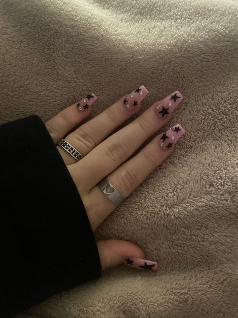 Y2k Nails Short Pink, Y2k Nails Acrylic Short Black, Sirius Black Nails, Black And Pink Star Nails, Pink Rockstar Nails, Pink And Black Star Nails, Pink Emo Nails, Pink N Black Nails, Nail Ideas Stars