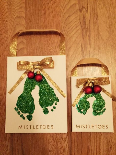 Mistletoes footprint canvas. Christmas kids craft Easy Christmas Crafts For Kids, Baby Christmas Crafts, Christmas Crafts For Toddlers, Christmas Crafts For Kids To Make, Daycare Crafts, Preschool Christmas, Easy Christmas Crafts, Crafts For Kids To Make, Easy Christmas