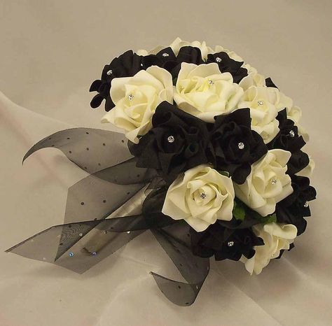 White Wedding Flowers Centerpieces, Black Rose Bouquet, White Rose Wedding Bouquet, Black And White Wedding Theme, Silk Wedding Flowers, Black And White Roses, Arrangement Flower, White Rose Bouquet, Artificial Wedding Bouquets