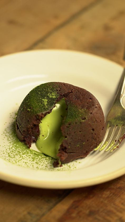 Recipe For Lava Cake, Chocolate Cake Lava, Lava Cake Recipe, Molten Lava Cake Plating, Matcha Lava Cake, Lava Cake Fine Dining, Chocolate Lava Cake Recipe, Molten Cake, Matcha Green Tea Recipes