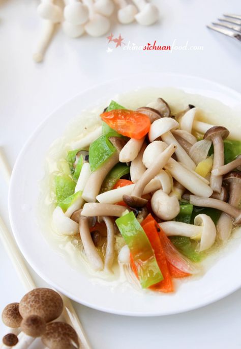 This is a combination stir-frying recipe with brown beech mushroom and white beech mushroom. Chinese Veggies, Fry Mushrooms, Beech Mushrooms, Asian Sides, Resep Vegan, Chinese Soup Recipes, Sichuan Food, Mushroom Stir Fry, Cooking Chinese Food