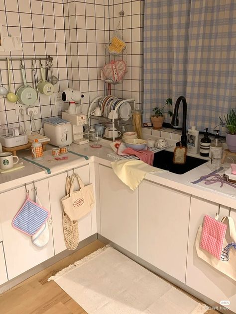 Douyin Kitchen, Aesthetic Kitchen Utensils, Cute House Interior, Kawaii Apartment, Korean Kitchen, Cute Apartment, Japanese Home Decor, Dream Apartment Decor, Dekorasi Kamar Tidur