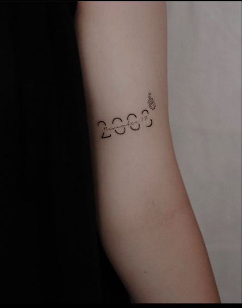 Tattoos That Resemble Family, Cute Birthday Tattoos, Birthyear Tattoo Ideas For Women, Date Tattoo Ideas Women, Birthday Tattoos For Women, Tattoo Birthday Dates, Date Tattoo Ideas, 27 Tattoo, Harry Tattoos