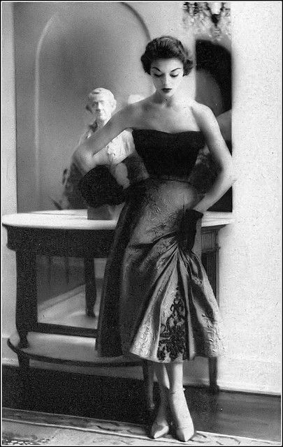 •Jean Patchett in Adrian,gray evening dress,velvet at the top, a brocaded skirt,both embroidered with clusters of jet photo Lillian Bassman •Harper's Bazaar, Nov1952 Gray Evening Dress, Jean Patchett, Sirens Fashion, Glamour Interiors, Grey Evening Dresses, Sophisticated Fashion, Mid Century Fashion, Paris Couture, Fifties Fashion