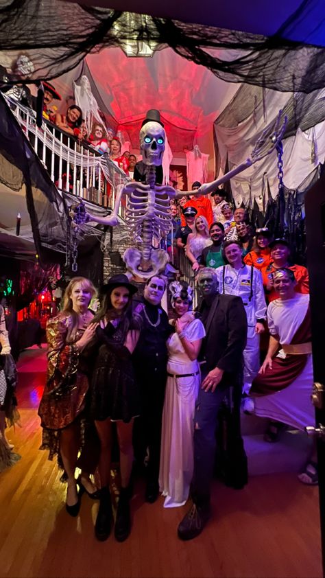 Friends Halloween Party Aesthetic, Rich Halloween Party Aesthetic, Halloween Party Pictures Friends, Halloween Aesthetic Party Friends, Haunted House Friends Aesthetic, Halloween Parties, Halloween Party Pictures, 90s Halloween Party, Halloween Fx