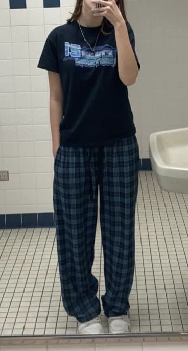 Pajama Pants School Outfit, Pjs At School, Blue Pajama Pants Outfit, Grunge Pajamas Aesthetic, Pajamas Outfit For School, Pajama Fits For School, Outfits With Pajama Pants, Pajama Pants Outfit Aesthetic, Tomboy Pajamas