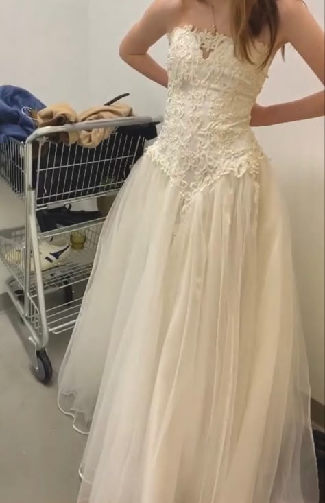 Trashy Wedding Dress, Gen Z Wedding Dress, Second Hand Wedding Dress, Grunge Wedding Dress, 2000s Wedding Dress, Thrift Wedding, Trashy Wedding, Thrifted Wedding Dress, Anti Wedding