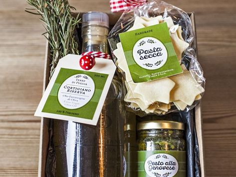 18 Gifts For Foodies And Anyone Else Who Loves Food - Society19 Italian Gift Baskets, Diy Christmas Gift Baskets, Coffee Lover Gifts Basket, Pasta Gifts, Christmas Diy Food, Food Gift Basket, Cookie Gift Baskets, Easy Homemade Christmas Gifts, Christmas Gift Baskets Diy