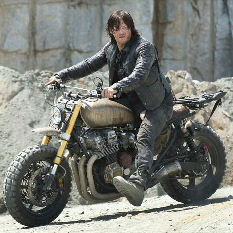 Daryl Dixon Мотоциклы Harley Davidson, Мотоциклы Cafe Racers, Walking Dead Daryl, Cb 750, Honda Cb750, Scrambler Motorcycle, Honda Motorcycles, Dirt Road, Honda Cb