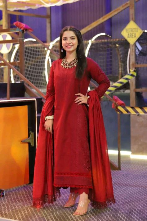 Red Dress Designs Pakistani Simple, Pakistani Suits Hania Amir, Hania Amir In Pakistani Dress, Hania Amir Dresses Ishqiya, Simple Red Dress, Red Dress Design, Ayeza Khan Red Dress, Pakistani Party Wear Dresses, Beautiful Red Dresses