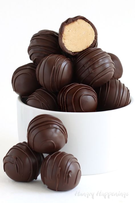 Candy Molds Recipes, Chocolate Dipped Peanut Butter Balls, Best Peanut Butter Fudge, Creamy Peanut Butter Fudge, Peanut Butter Balls Recipe, Round Food, Christmas Food Treats, Butter Balls, Butter Fudge