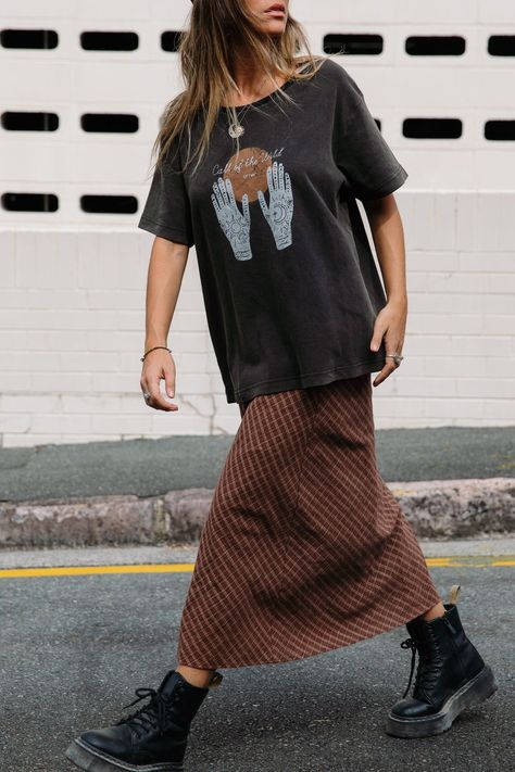 Midi Skirt Baggy Shirt, Grundy Fall Outfits, Oversized Vintage Tshirt Outfit, Summer 2023 Outfits Mid Size, Oversize Tee Outfit, Graphic T-shirts, Classy Rocker Chic Style, Graphic Designer Outfit, Vintage Tee Outfit