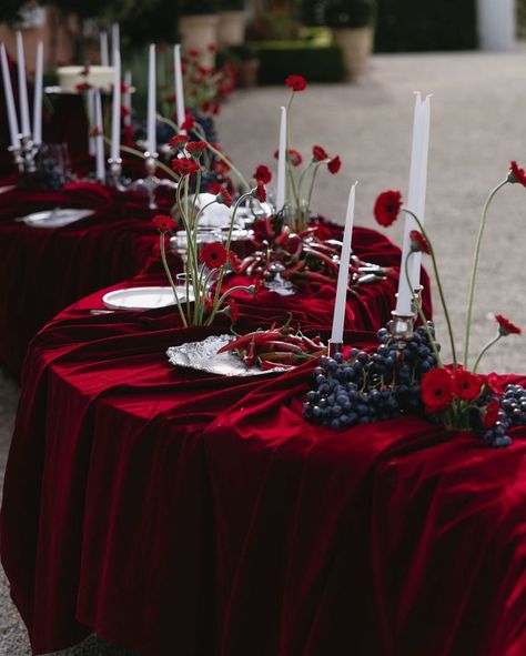 Black Red Table Setting, Red Velvet Table Cloth, White And Red Table Setting, Red Flowers Centerpieces, Red Decorations Party, Red Bridal Party, Red Wedding Table, Red Tablescape, Red Black Party