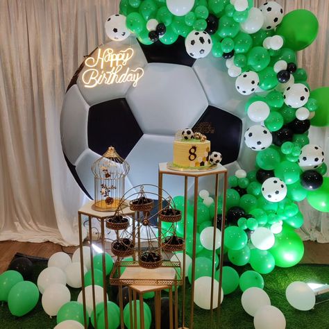 Swipe to see the whole setting 🥳 #footballthemedcake #foodball #soccercake #customcake #specialitycakes #bakesofbangalore #whatshotbangalore #customcakesinbangalore #football #footballmemes #bakedbyapostrophe Soccer Theme Birthday Party, Football Themed Cakes, Ball Birthday Party, Ball Birthday Parties, Football Theme Party, Round Backdrop, Ball Birthday, Football Themes, Soccer Party