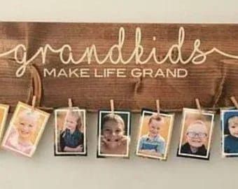 Diy Grandma Gifts, Displaying Family Pictures, Christmas Gift Pictures, Grandchildren Sign, Grandkids Make Life Grand, Grandparents Christmas Gifts, Personalized Wooden Signs, Christmas Gifts For Grandma, Custom Wooden Signs