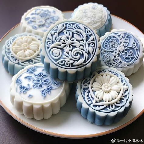 Cute Asian Desserts, Moon Cakes Chinese, Mooncakes Aesthetic, Mooncake Aesthetic, Chinese Moon Cake, Chinese Cake, Mooncake Recipe, Blue Food, Asian Desserts