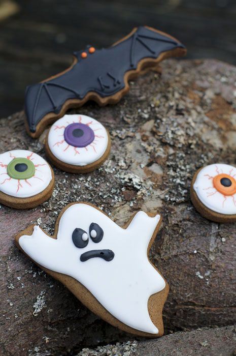 Halloween Cookies~    By Juliet Stallwood Cakes and Biscuits, White, Ghost, eyeball, Black, Bat Gingerbread Halloween, Decorated Halloween Cookies, Gingerbread Biscuits, Halloween Biscuits, Cookies For Halloween, Cookie Halloween, Halloween Gingerbread, Halloween Cookies Decorated, Cookies Halloween