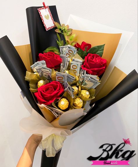 Money Bouquet With Chocolate, Money And Chocolate Bouquet, Convo Bouquet, Chocolate Flowers Bouquet, Edible Bouquets, Fruit Basket Gift, Luxury Flower Bouquets, Money Flowers, Graduation Crafts