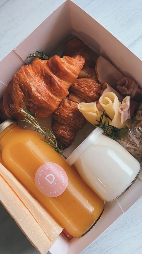 Breakfast Box Ideas, Coffee Break Catering, Boxed Lunch Catering, Breakfast Delivery, Bake Sale Packaging, Breakfast Basket, Breakfast Gift, Lunch Catering, Interesting Story