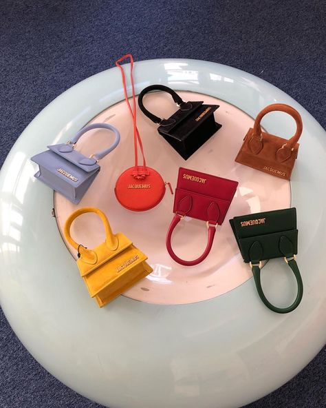 WHICH COLOR DO YOU WANT ? JACQUEMUS.COM Tiny Bags, Jacquemus Bag, Foto Tips, Easy Style, Prada Handbags, Black Box, Cute Bags, Womens Fashion Trends, Luxury Handbags