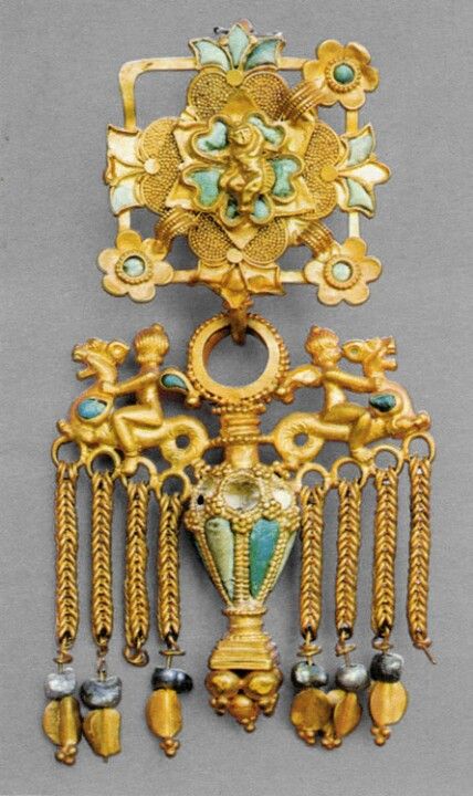 Islam: Along with mosaics, Islamic culture can also be tied to having ornate, colorful jewelry often depicting religious symbols. "Ear pendant with riders. Sirkap, Taxila, Khyber Pakhtunkhwa province 1st century CE. Gold and turquoise. H. 4 5/16 in. (10.9 cm)." Bijoux Art Deco, Ancient Jewels, Ancient Jewellery, Khyber Pakhtunkhwa, Historical Jewellery, 1st Century, Ancient Jewelry, Ancient Artifacts, Steam Punk