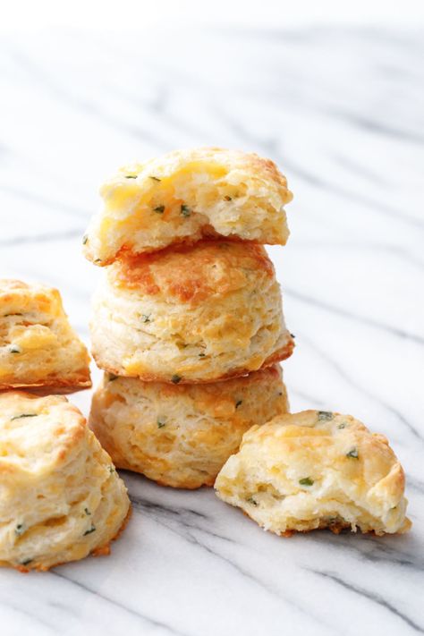 Fluffy buttermilk biscuits with cheddar cheese and fresh chives Chive Recipes, Cheddar Chive Biscuits, Savory Biscuits, Chive Biscuits, Cheese Scone Recipes, Chives Recipe, Savory Baking, Traditional Christmas Dinner, Anna Olson