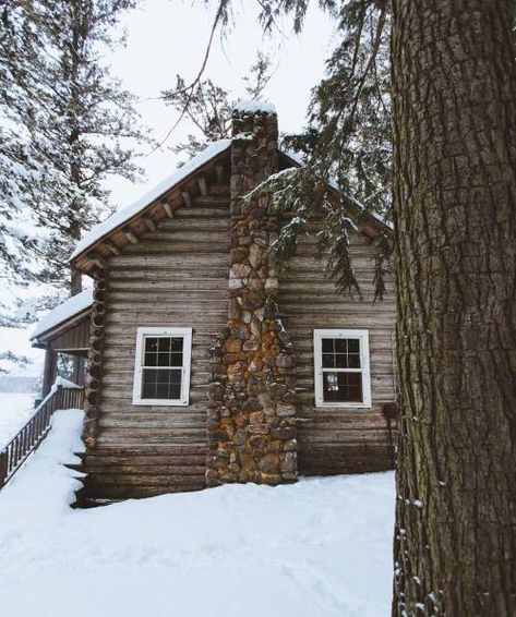 Cabin Christmas Aesthetic, Snowy Cabin Aesthetic, Cabin In The Snow, Snowy Cabin, Little Cabin In The Woods, Cabin Aesthetic, Cabin Christmas, Winter Cabin, Little Cabin