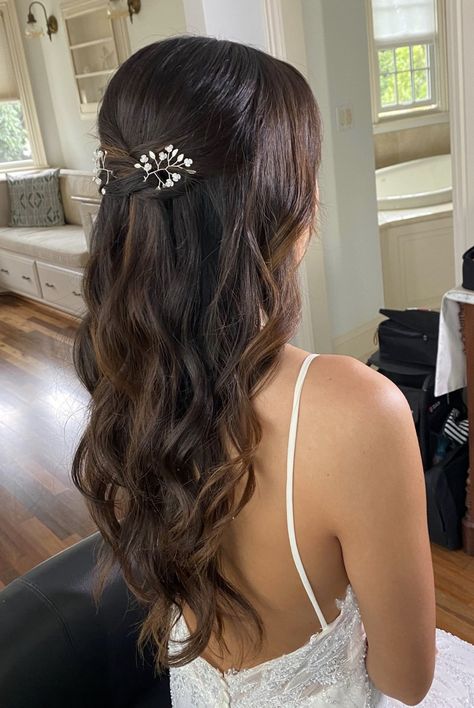 Boho Style Wedding Bouquet, Bridal Hair Down Waves, Simple Prom Hair Medium Length, Bridal Hair And Makeup Brunette, Bridesmaid Hairstyles Half Up Half Down Medium, Debs Hairstyles, Wedding Hair Brunette, Bridal Hair Half Up, Bridemaids Hairstyles