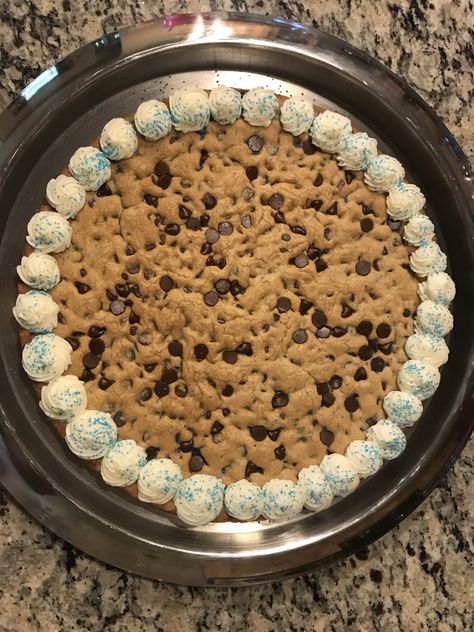 Best cookie cake ever!! Best Cookie Cake, Cute Cookie Cake Designs, Aesthetic Sweets, Easy Chocolate Chip Cookie, Bugsy Siegel, Cookie Cake Designs, Homemade Buttercream Frosting, Chocolate Chip Cookie Cake, Cookie Cakes