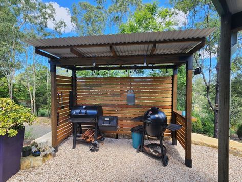 Diy Bbq Shelter, Outdoor Grilling Area Ideas Backyards, Smoker Bbq Design, Enclosed Grilling Area, Diy Bbq Shack, Outdoor Grill Area Diy, Grill Shack, Bbq Shelter Ideas, Garden Ides