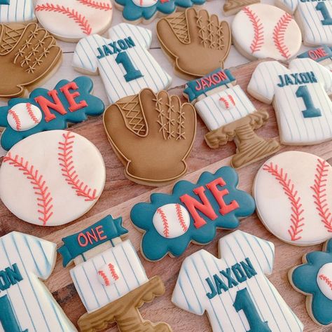 Becca Ruocco on Instagram: “I haven’t had many baseball sets (except for a few Red Sox orders) and I just love this little slugger theme!! I knew my client was a…” Rookie Year First Birthday Cookies, Baseball Themed Cookies, Baseball Birthday Cookies, Rookie Of The Year Cookies, Baseball Theme Birthday Party, Baseball Cupcakes, Sports Cookies, Baseball Cookies, Baseball Theme Birthday