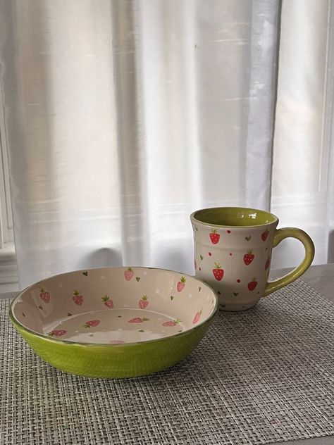 Straw Berry Mug, Pottery Bowl Ideas Design, Strawberry Painted Pottery, Pottery Painting Fruit Design, Strawberry Ceramic Plate, Strawberry Painted Mug, Pottery Painting Strawberries, Strawberry Ceramic Bowl, Ceramic Plate Design Ideas