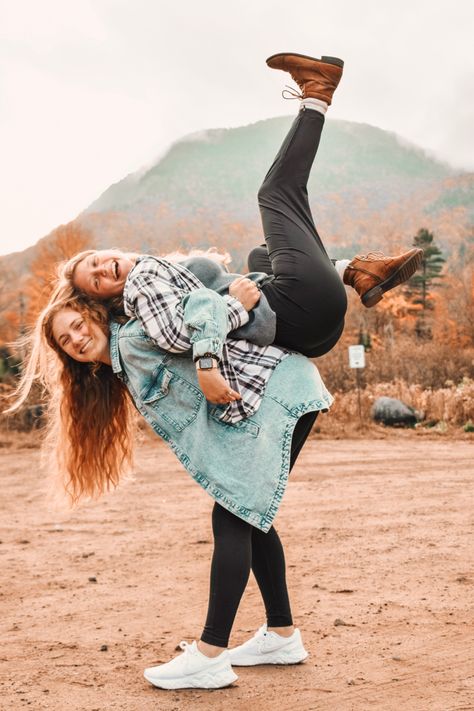 Friend Fall Photoshoot Ideas, Fun Friendship Photoshoot Ideas, Cute Friends Photoshoot, Cute Photoshoot Poses With Friends, Fall Pictures Sisters, Fun Photoshoot Ideas Creative Best Friends, Cute Hiking Pictures With Friends, Cute Fall Pics With Bestie, Best Friend Outdoor Photoshoot