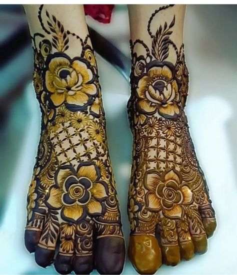 Floral check mehndi designs for feet | gorgeous mehndi designs| bridal floral mehndi ideas| beautiful check mehndi designs Pair Mehndi Design, Legs Mehndi Design Bridal, Bridal Leg Mehendi Designs, Bridal Feet Mehndi Designs, Gorgeous Mehndi Designs, Bridal Feet Mehndi, Feet Mehndi Designs, Leg Mehandi, Mehndi Designs Bridal