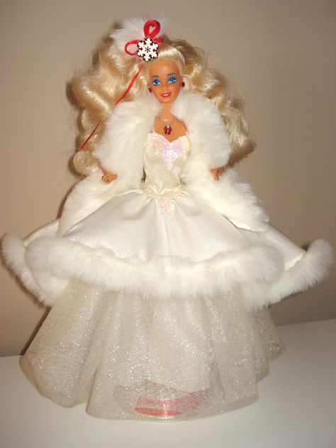 1989 Happy Holidays Barbie that I still have! 90s Barbies, Winter Glamour, Barbie Christmas, Barbie 1990, Barbie 80s, Celebrity Dolls, Mermaid Barbie, Happy Holidays Barbie, Barbie Bride