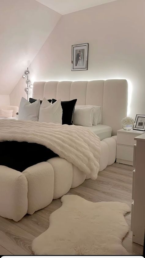 Dearra Taylor Bedroom, Cozy Simplistic Bedroom, White Walls Room Ideas, White Aesthetic Bedding, Bedframe Ideas Modern Luxury, Aesthetic Girls Room Ideas, Beige And Black Bedroom Aesthetic, Trendy Apartment Bedroom, Girly Apartment Inspiration