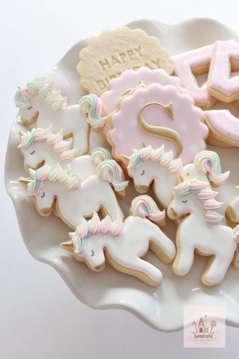 (Video) How to Decorate Simple Unicorn Cookies | Sweetopia Unicorn Themed Cookies, Unicorn Cookies Birthday, Elegant Unicorn Birthday Party, Unicorn 4th Birthday Party Ideas, Unicorn 5th Birthday Party Ideas, Unicorn Bday Party Ideas, Simple Unicorn Birthday, Cookies Unicornio, Unicorn 4th Birthday Party