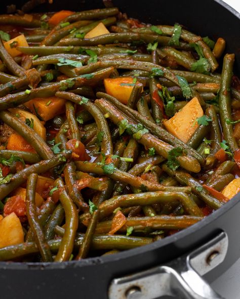 Green beans stew (Fasolakia yiahni) - My Family's Food Diary Green Bean Stew Recipes, Fasolia Green Beans, Fasolakia Yiahni, Indian Style Green Beans, Italian Potatoes And Green Beans, Ethiopian Green Beans And Carrots, Green Bean Stew, Fasolatha Soup Canned Beans, Beans Stew