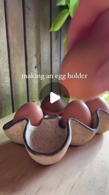 Discover a world of ceramics! on Instagram: "Pinch pots eggs holder 🍳 by @studiobdu  Check out our link in bio for similar ceramic creations, and remember to follow @craftyclayworks for more! 🤎 ✧˖°  ✦•𐃬 𐃰 𐃨 𐃢 𐃭•★•𐃭 𐃢 𐃨 𐃰 𐃬•✦  #potterylove #potteryart #wheelthrownpottery #midcenturyceramics #ceramicsclass #ceramicsculpture #studiopottery #australianceramics #ceramicsart #modernceramics #potterystudio #ceramicstudio #ceramicsdaily #handpaintedceramics #stonewareceramics #ceramicsculptures #handbuiltceramics #ceramicsofinstagram #potterybarn #creativeatheart #ceramicsstudio #handmadeceramics #potterywheel #instapottery #woodfiredceramics #ceramicsdesign #handmadepottery #contemporaryceramics #instaceramics #potterylife" Pottery Egg Carton, Pottery Frogs Ideas, Pottery Egg Tray, Air Dry Clay Egg Holder, Pinch Pot Pottery, Pottery Egg Holder, Egg Holder Ceramic, Spring Pottery Ideas, Pinch Pottery Ideas