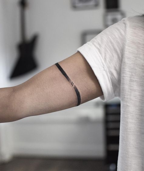 Wavy armband tattoo by Wagner Basei inked on the right arm Stripe Tattoo Arm, Black Line Tattoo Arm, Wavy Line Tattoo, Bracelet Tattoo Men, Armband Tattoo Mann, Tato Lingkaran, Armband Tattoo Meaning, Black Band Tattoo, Tattoo Armband