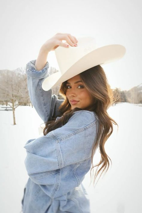 Winter Headshots Photo Shoot, Cute Western Photoshoot Outfits, Cowgirl Christmas Photoshoot, Colorado Western Aesthetic, Western Model Poses, Birthday Photoshoot Ideas Country, Pictures With Cowboy Hats, Cowgirl Photoshoot Ideas Studio, Cowgirl Hat Poses