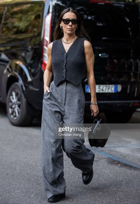 Slim Midi Dress, Suit Vest Street Style, Long Vest Street Style, Chic Knitted Sleeveless Vest, Chic Winter Knit Vest, Marseille Fashion, Knitted Vest Street Style, Vest Street Style, Wardrobe Style