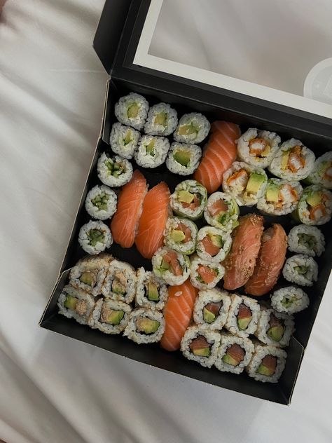 Sushi Moodboard, Delicacy Food, Food Out, Food Drinks Dessert, Food Is Fuel, Food Obsession, Interesting Food Recipes, Delicious Healthy Recipes, Fashion Aesthetic